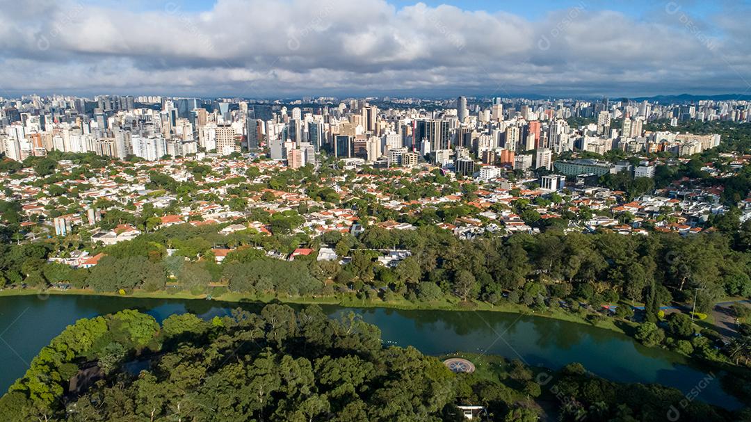 Vista aérea do Parque do Ibirapuera, em São Paulo, SP. Prédios residenciais ao redor. Lago no Parque do Ibirapuera
