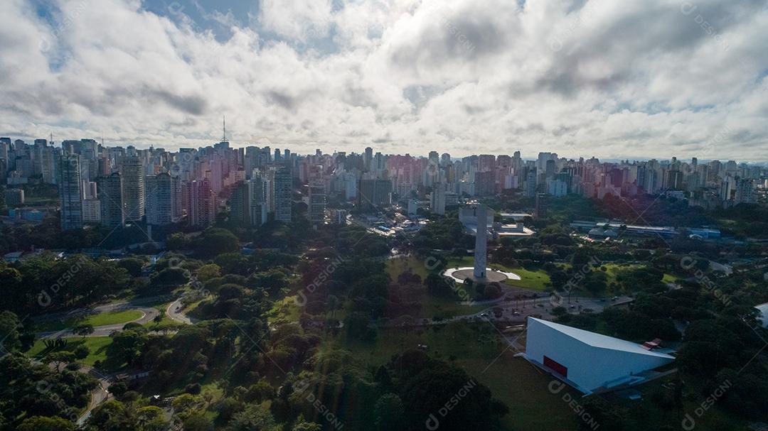 Vista aérea do Parque do Ibirapuera, em São Paulo, SP. Prédios residenciais ao redor. Lago no Parque do Ibirapuera