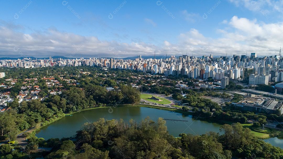 Vista aérea do Parque do Ibirapuera, em São Paulo, SP. Prédios residenciais ao redor. Lago no Parque do Ibirapuera
