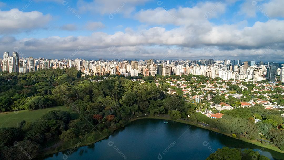 Vista aérea do Parque do Ibirapuera, em São Paulo, SP. Prédios residenciais ao redor. Lago no Parque do Ibirapuera
