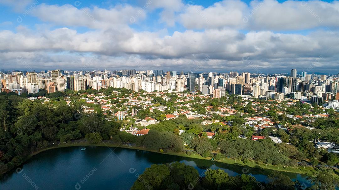 Vista aérea do Parque do Ibirapuera, em São Paulo, SP. Prédios residenciais ao redor. Lago no Parque do Ibirapuera