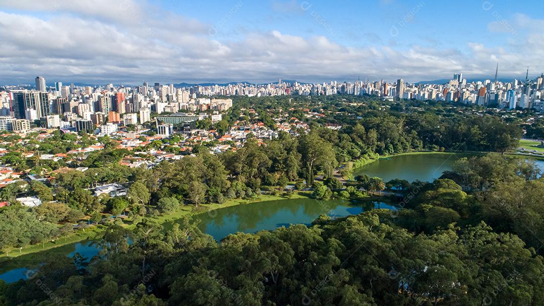 Vista aérea do Parque do Ibirapuera, em São Paulo, SP. Prédios residenciais ao redor. Lago no Parque do Ibirapuera