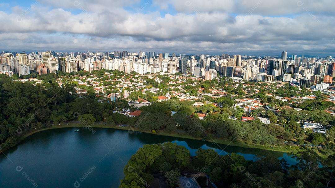 Vista aérea do Parque do Ibirapuera, em São Paulo, SP. Prédios residenciais ao redor. Lago no Parque do Ibirapuera