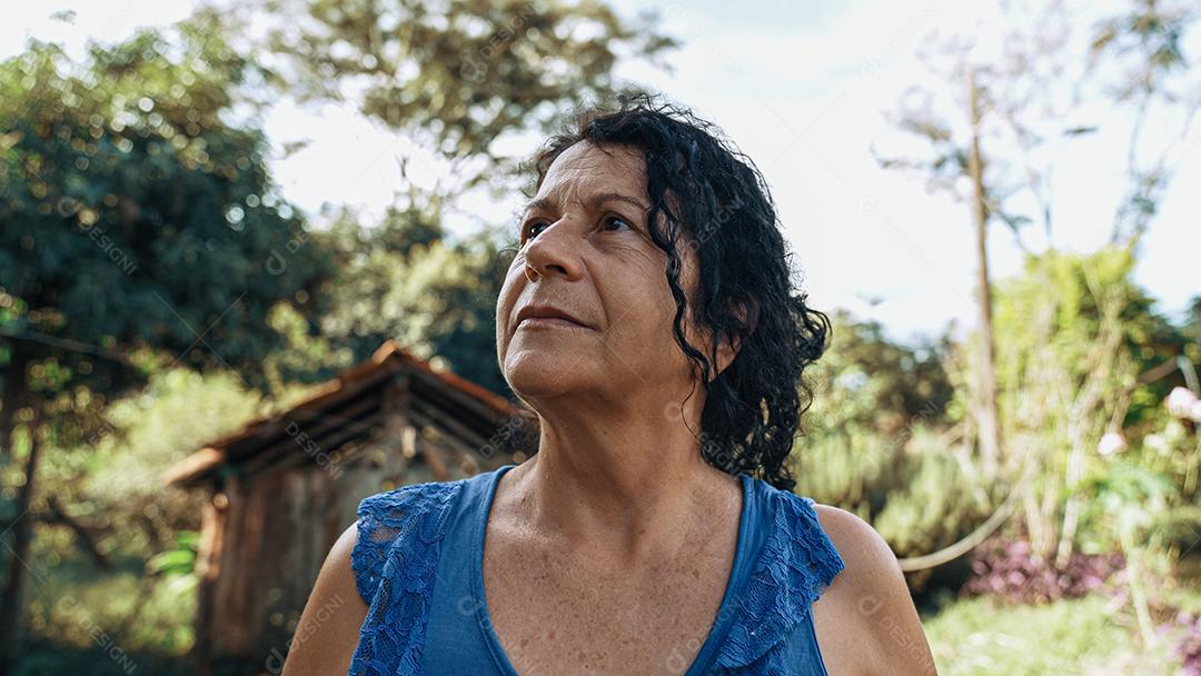 Mulher latina brasileira sorridente na fazenda. Alegria, positivo e amor.
