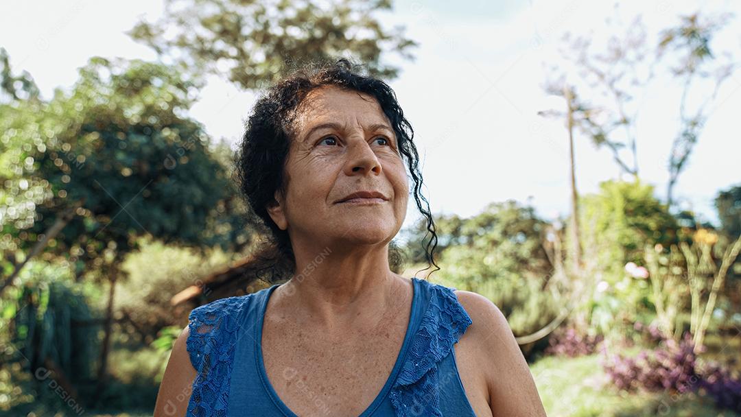 Mulher latina brasileira sorridente na fazenda. Alegria, positivo e amor.