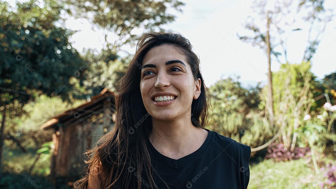 Mulher latina brasileira sorridente na fazenda. Alegria, positivo e amor.