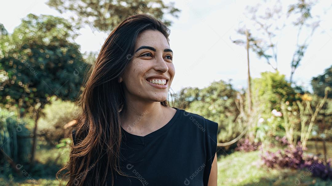 Mulher latina brasileira sorridente na fazenda. Alegria, positivo e amor.