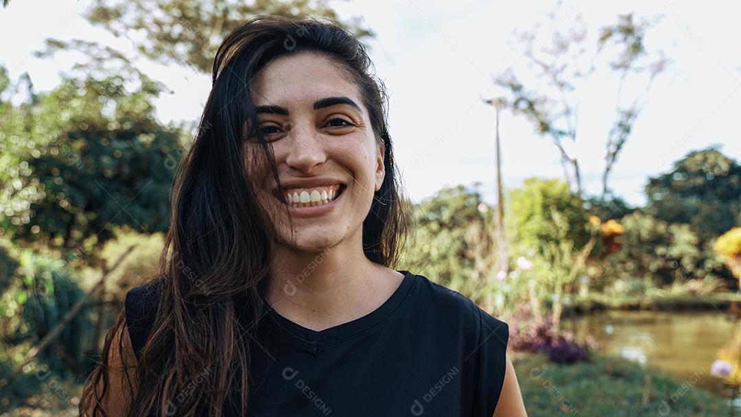 Mulher latina brasileira sorridente na fazenda. Alegria, positivo e amor.