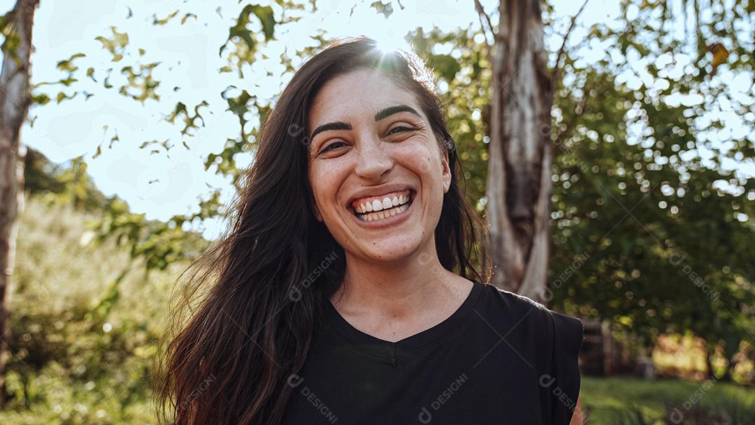 Mulher latina brasileira sorridente na fazenda. Alegria, positivo e amor.