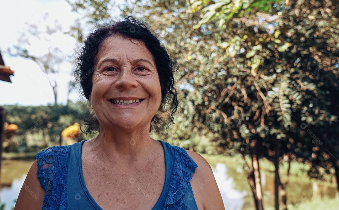 Mulher latina brasileira sorridente na fazenda. Alegria, positivo e amor.