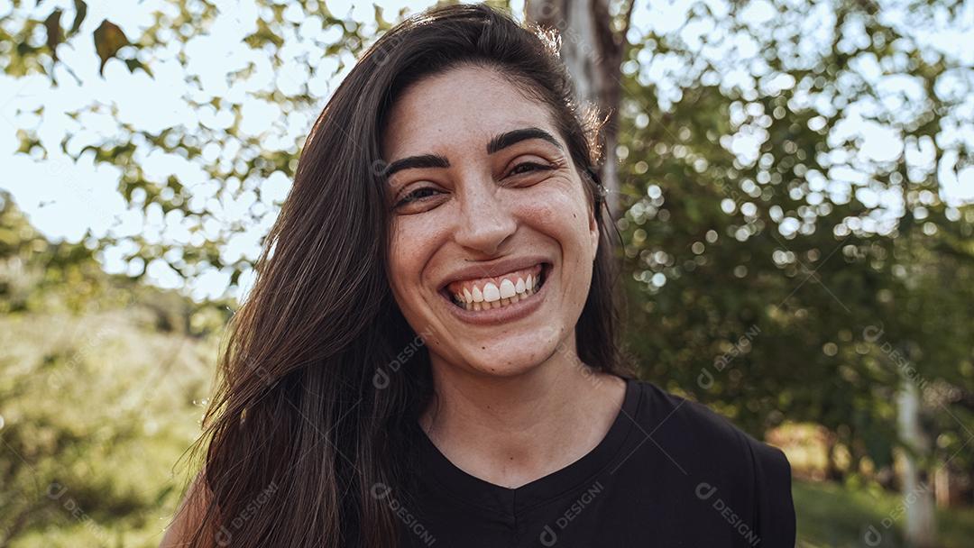 Mulher latina brasileira sorridente na fazenda. Alegria, positivo e amor.