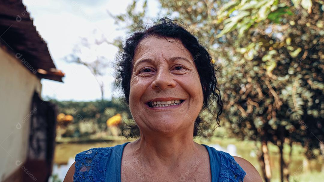 Mulher latina brasileira sorridente na fazenda. Alegria, positivo e amor.