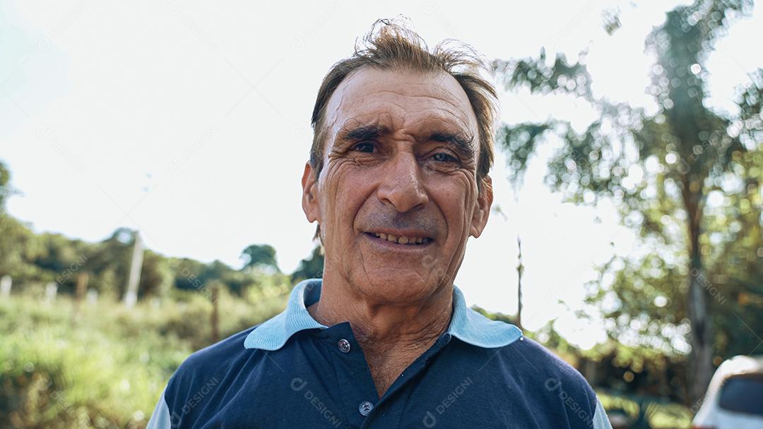 Retrato de homem na fazenda no fundo do céu.