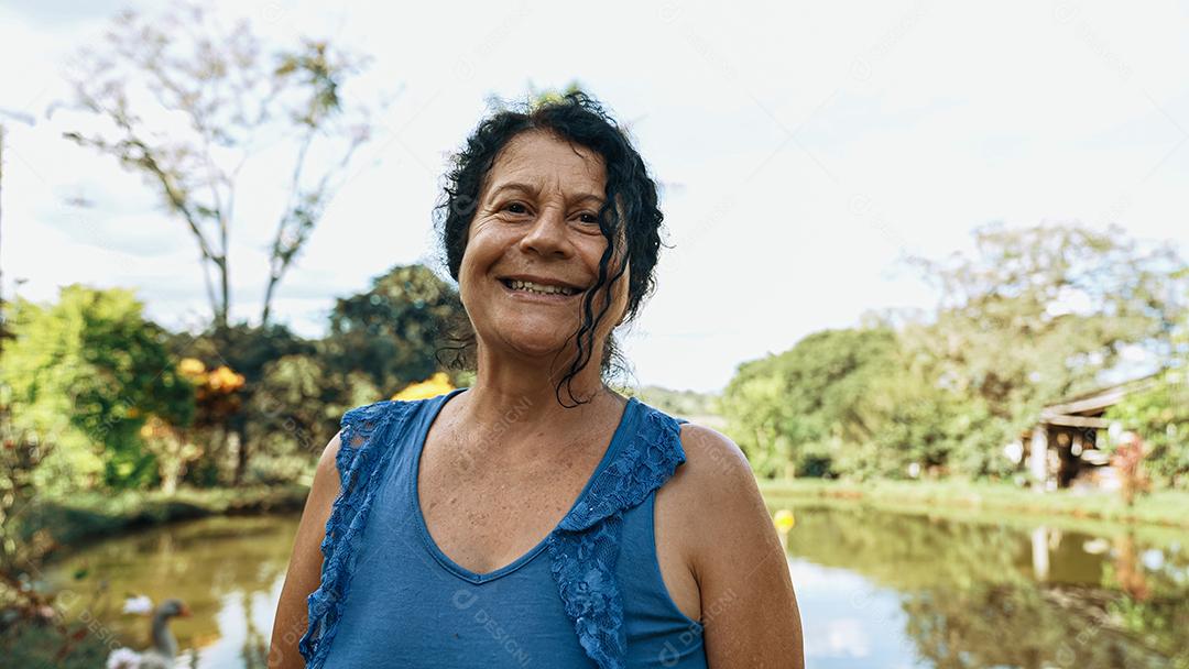 Mulher latina brasileira sorridente na fazenda. Alegria, positivo e amor.