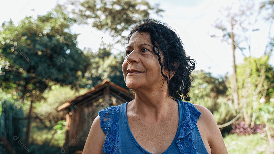 Mulher latina brasileira sorridente na fazenda. Alegria, positivo e amor.