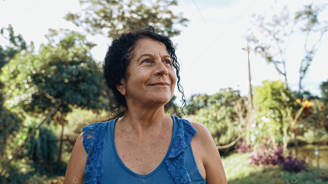 Mulher latina brasileira sorridente na fazenda. Alegria, positivo e amor.