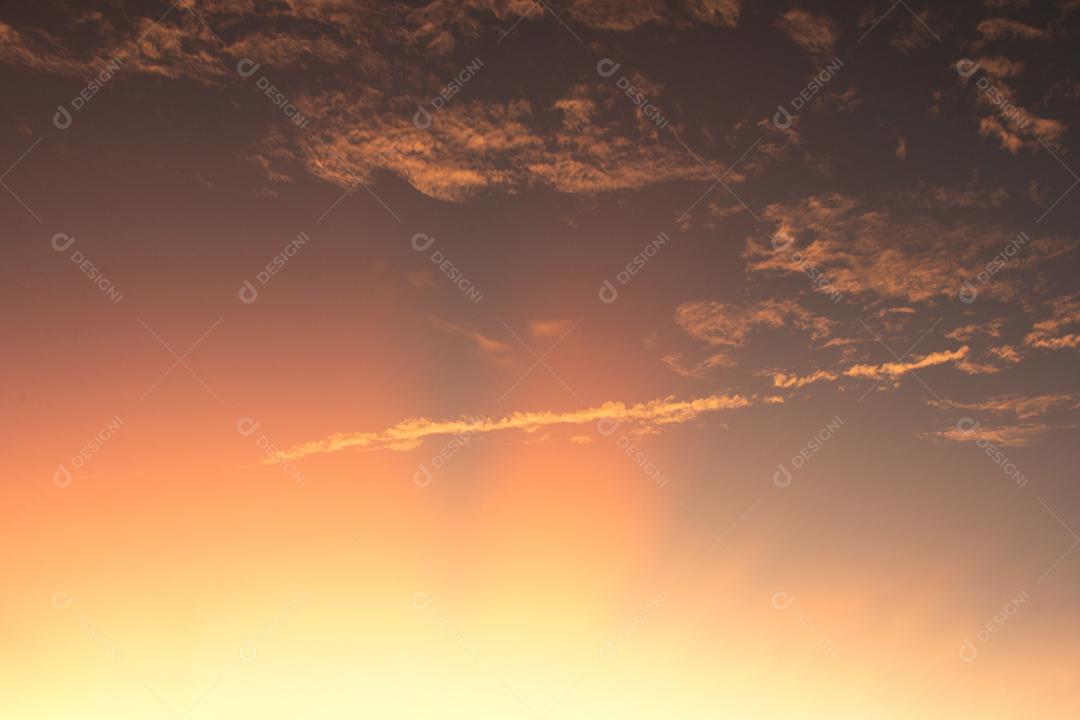 Nuvens coloridas no céu ao nascer ou ao pôr do sol. Natural de Origem Natural.