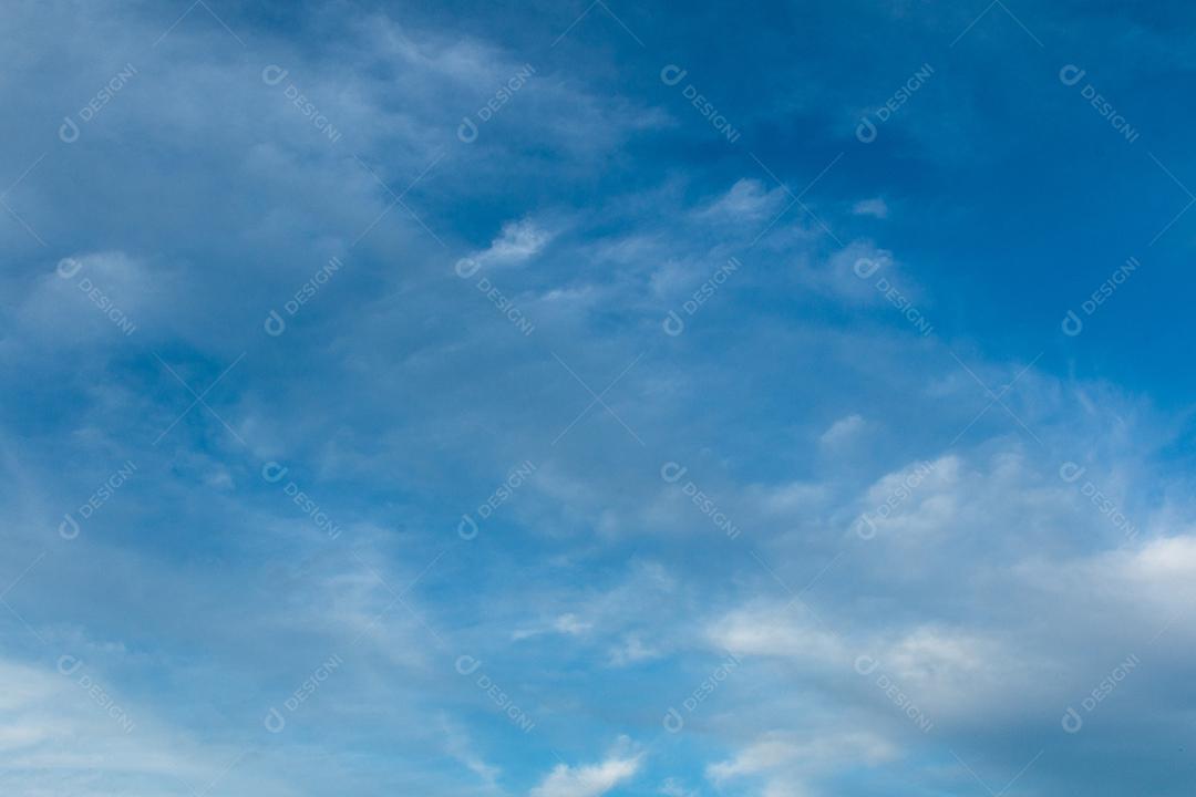 Céu com nuvem azul e branca bela fundo da natureza.