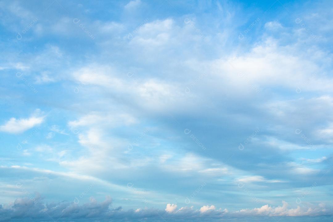 Céu com nuvem azul e branca bela fundo da natureza.