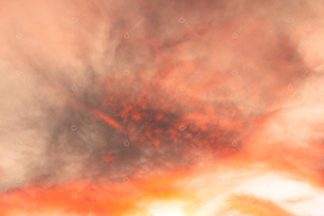 Nuvens coloridas no céu ao nascer ou ao pôr do sol. Natural de Origem Natural.