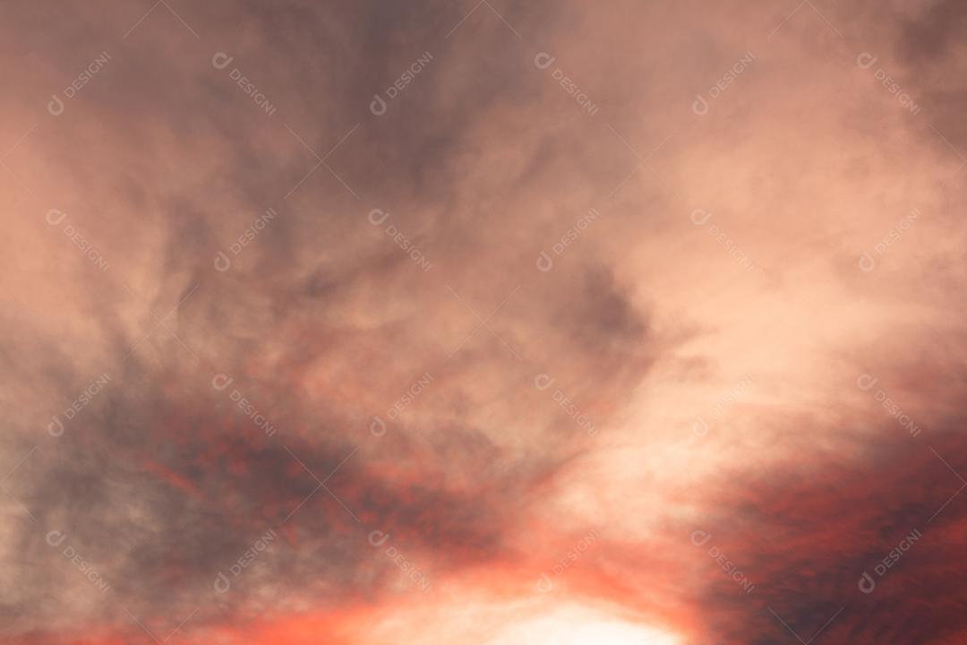 Nuvens coloridas no céu ao nascer ou ao pôr do sol. Natural de Origem Natural.