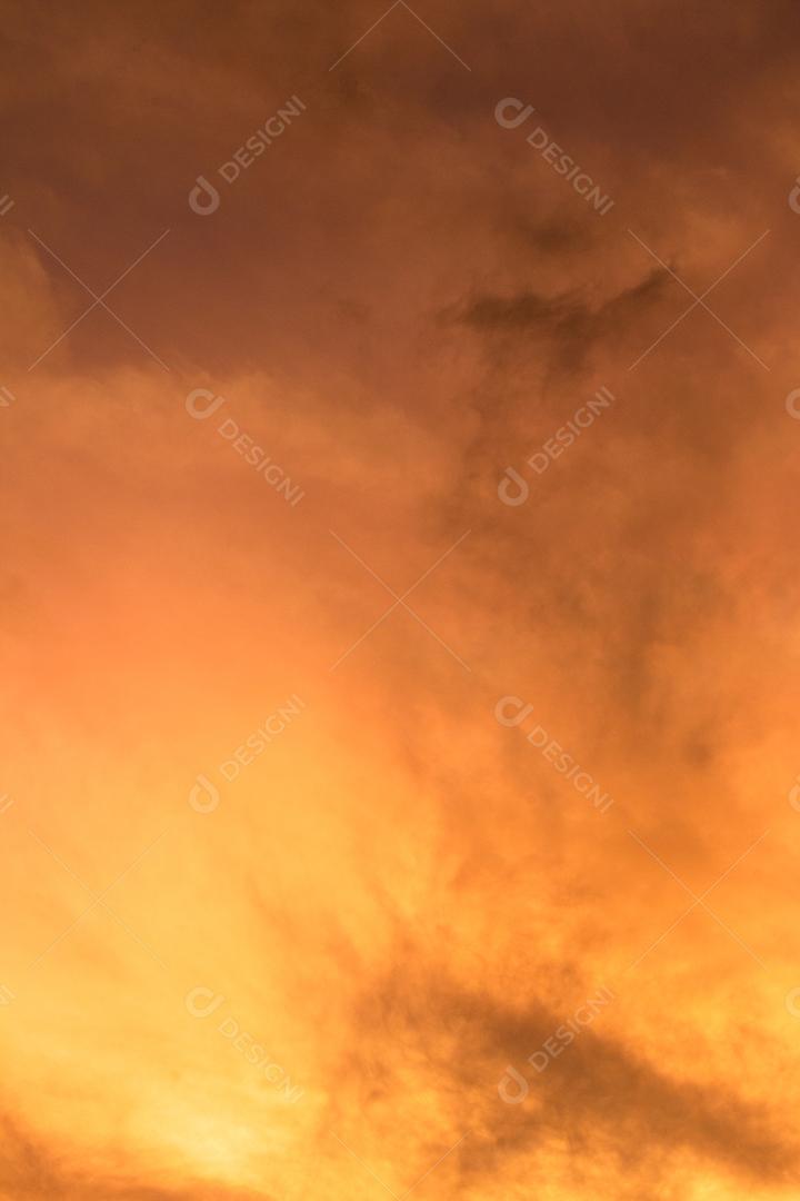 Nuvens coloridas no céu ao nascer ou ao pôr do sol. Natural de Origem Natural.