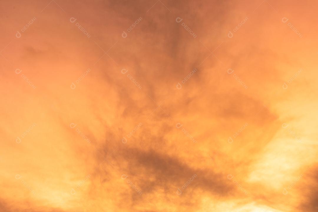 Nuvens coloridas no céu ao nascer ou ao pôr do sol. Natural de Origem Natural.