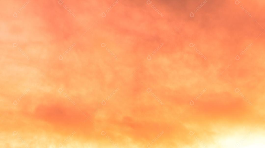 Nuvens coloridas no céu ao nascer ou ao pôr do sol. Natural de Origem Natural.