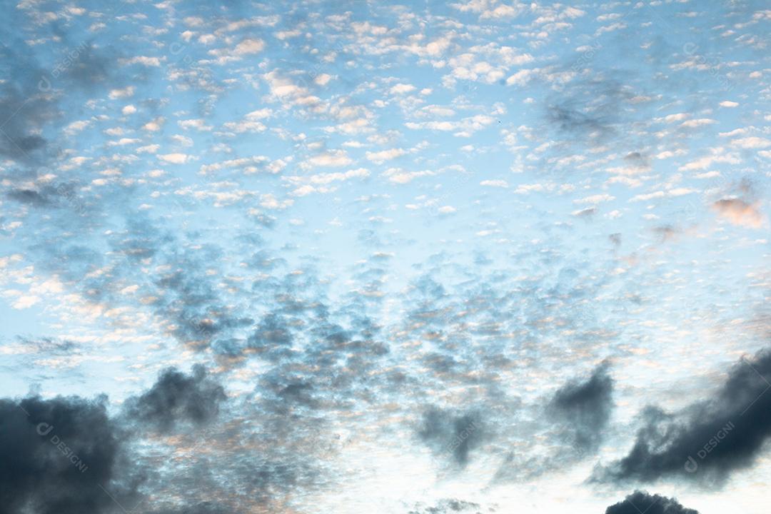 Céu com nuvem azul e branca bela fundo da natureza.