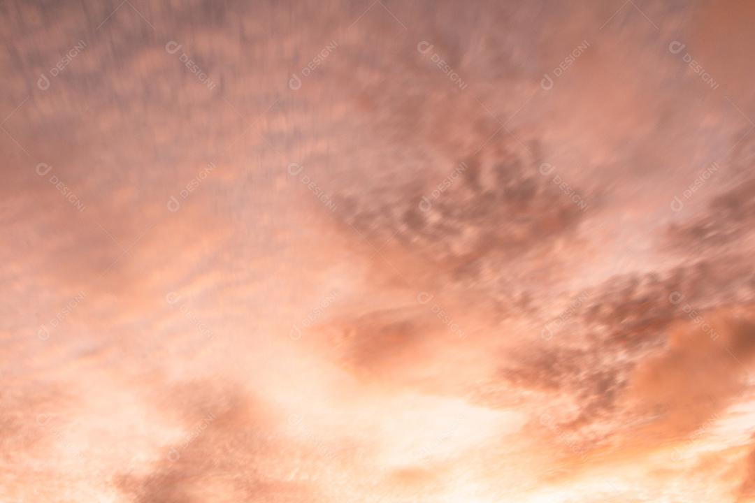 Nuvens coloridas no céu ao nascer ou ao pôr do sol. Natural de Origem Natural.