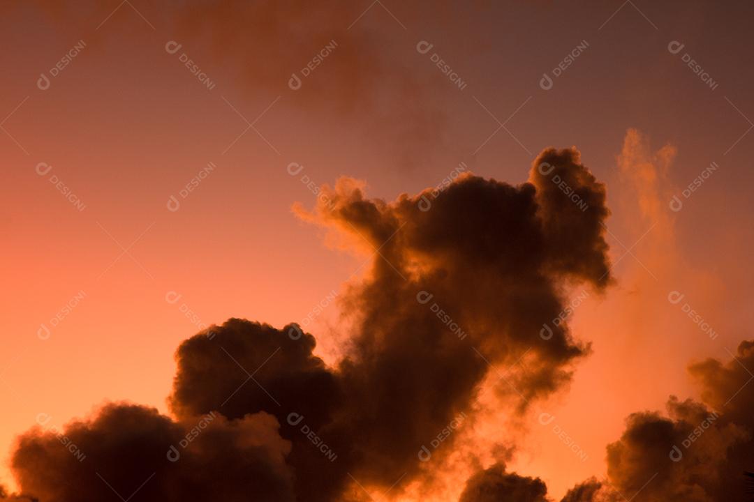 Nuvens coloridas no céu ao nascer ou ao pôr do sol. Natural de Origem Natural.