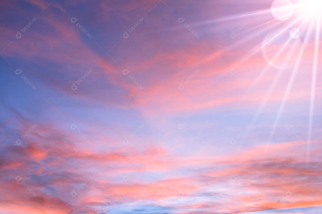 Nuvens coloridas no céu ao nascer ou ao pôr do sol. Natural de Origem Natural.