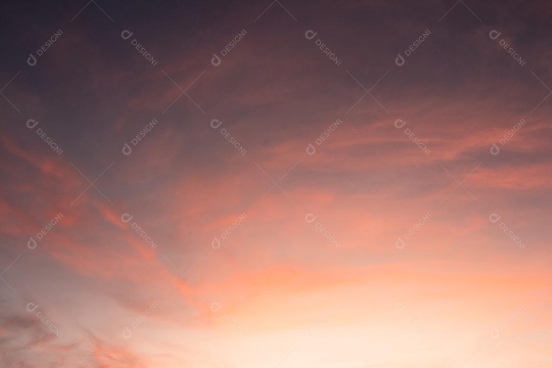 Nuvens coloridas no céu ao nascer ou ao pôr do sol. Natural de Origem Natural.