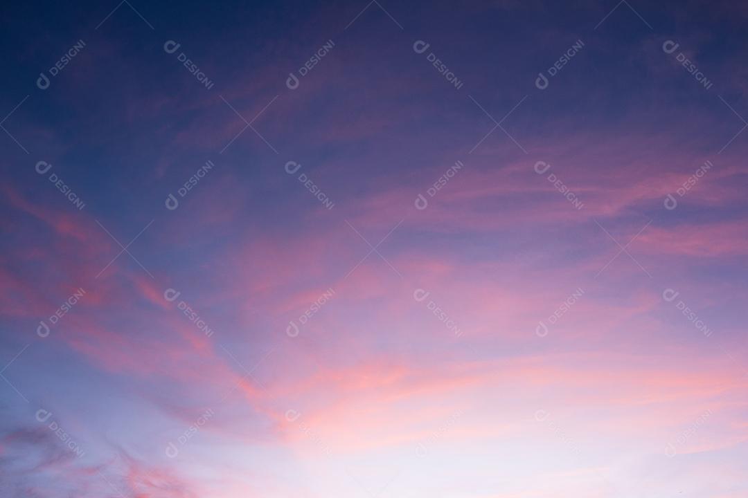 Nuvens coloridas no céu ao nascer ou ao pôr do sol. Natural de Origem Natural.