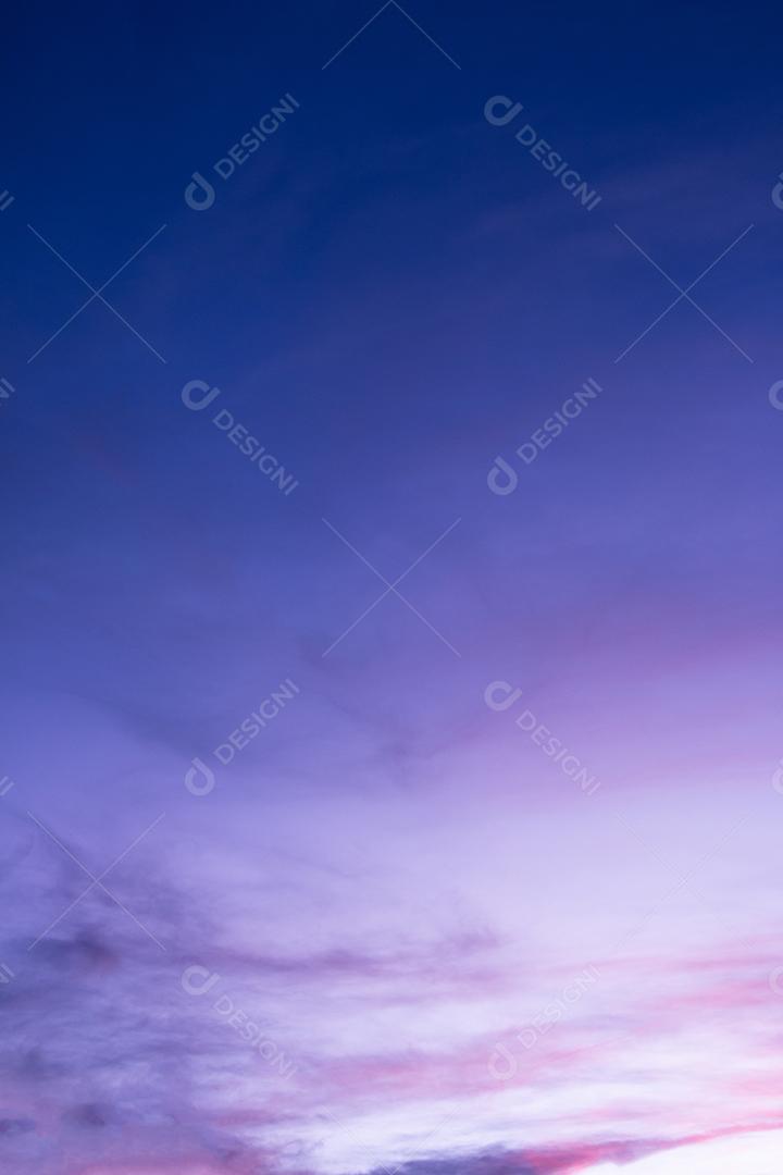 Nuvens coloridas no céu ao nascer ou ao pôr do sol. Natural de Origem Natural.