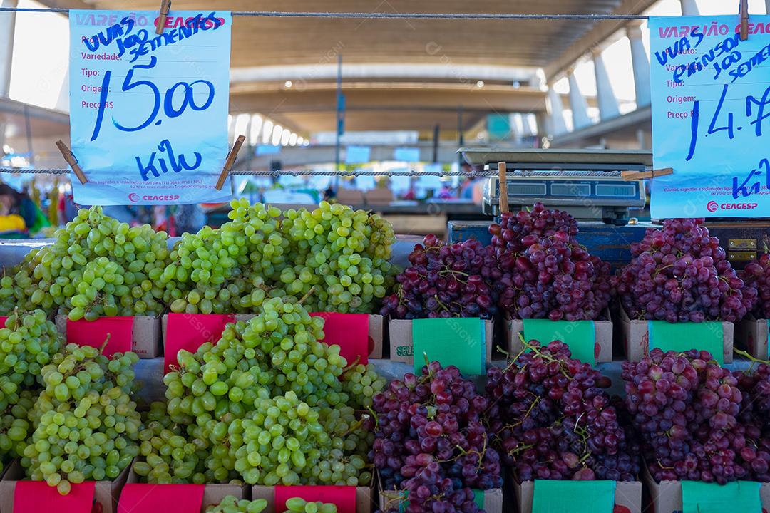 Comida frutas feira uvas verde e roxas preços mercado armazém supermecados hortifruti