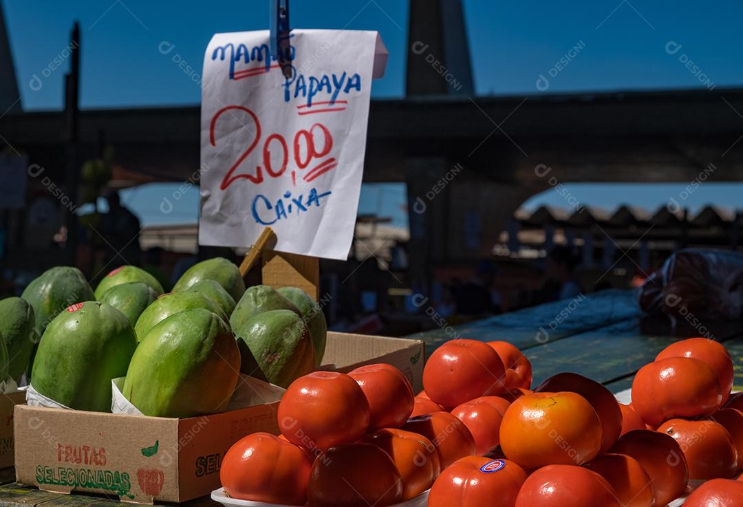 Pessoas no meio do galpão feira vendas frutas e verduras