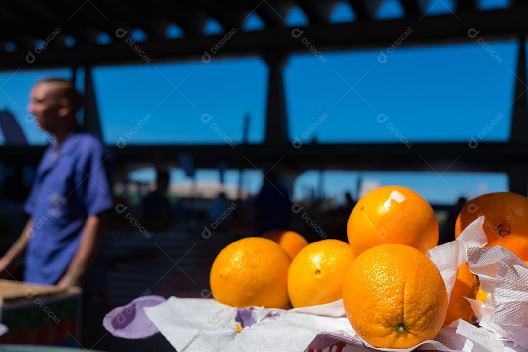 Pessoas no meio do galpão feira vendas frutas e verduras