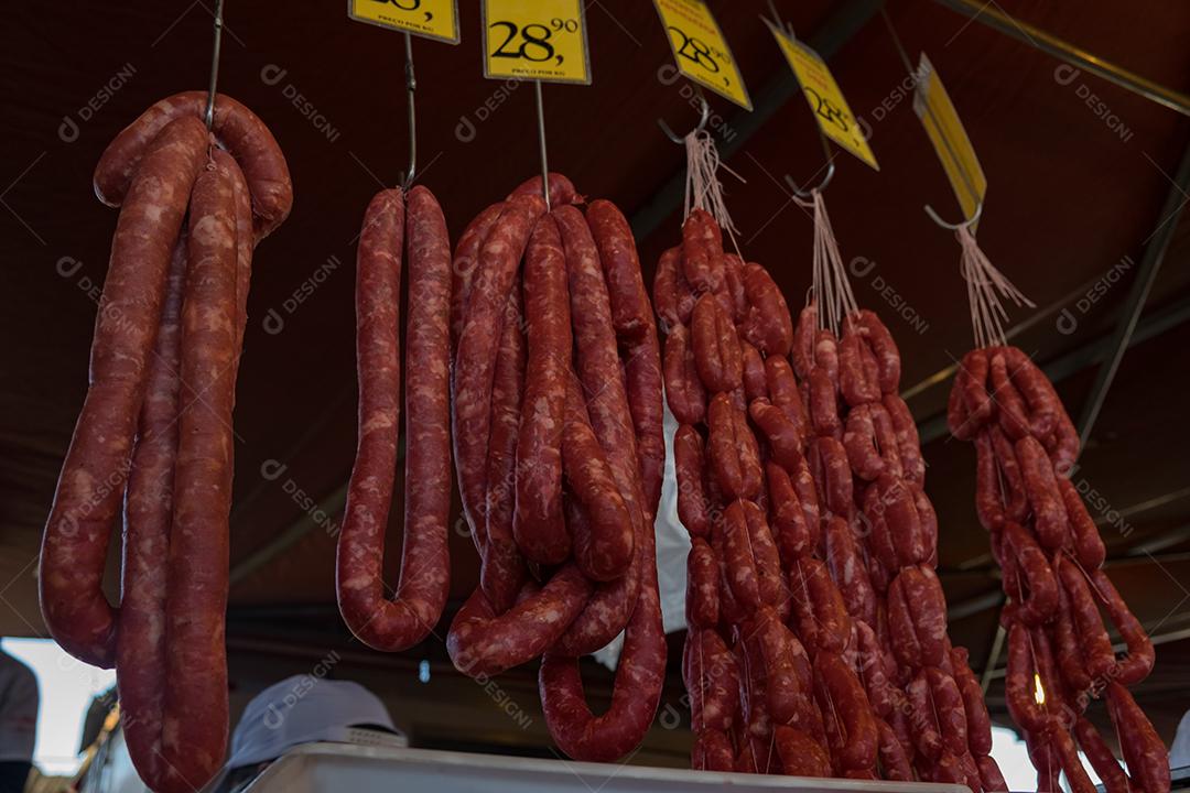 Pessoas no meio do galpão feira vendas frutas e verduras