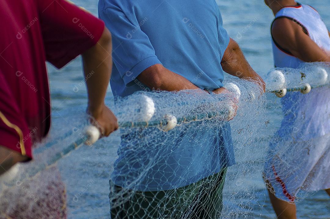 Mãos de pessoas costurando rede de pesca pescaria peixes