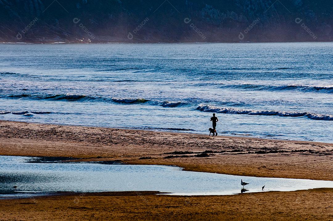 Pessoas olhando paisagem praia mar ondas
