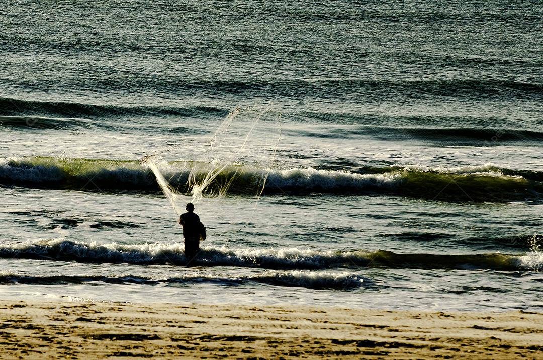 Pessoas olhando paisagem praia mar ondas