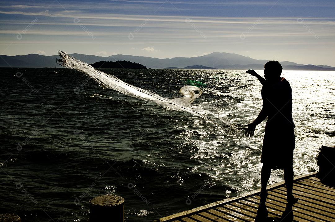 Homem pescando na praia mar pesca pescaria peixes