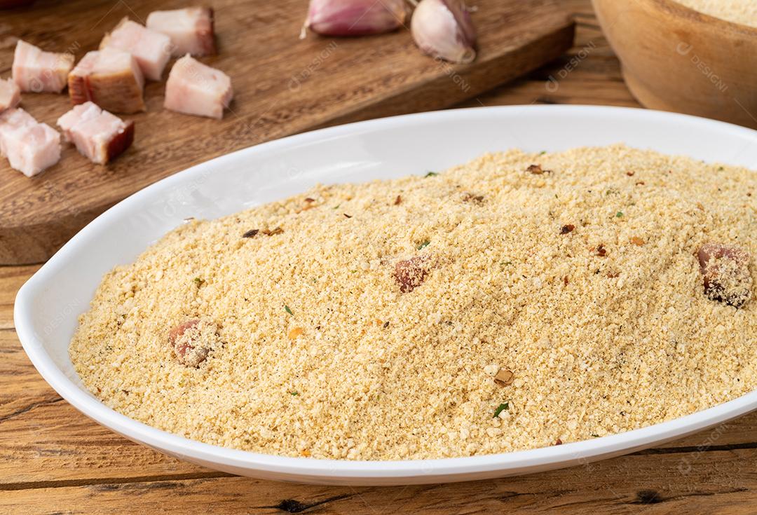 Farofa, acompanhamento típico de farinha de mandioca com temperos.