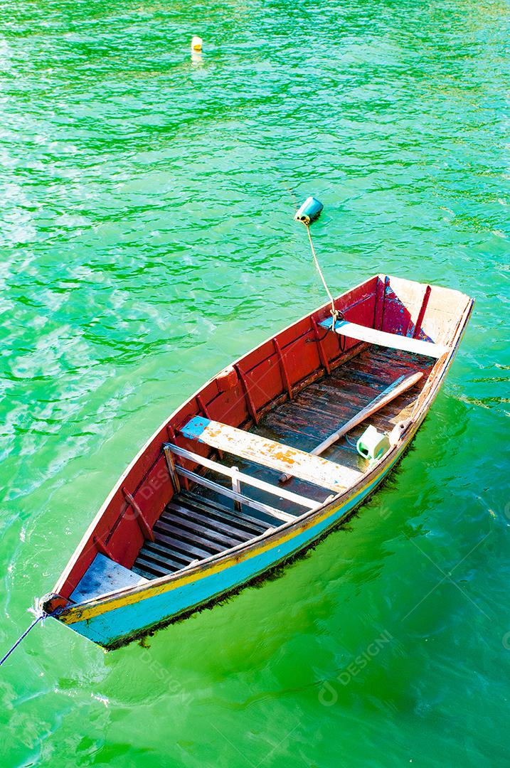 Barco no meio do lago pronto para ser usado para uma pesca