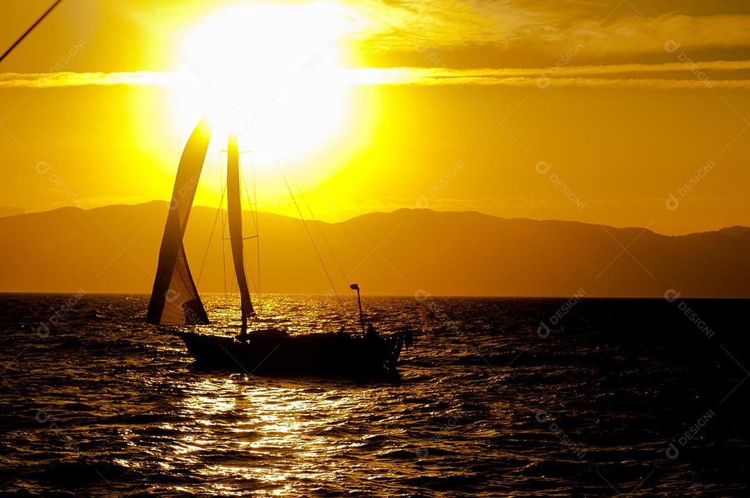 Barco no meio do lago pronto para ser usado para uma pesca