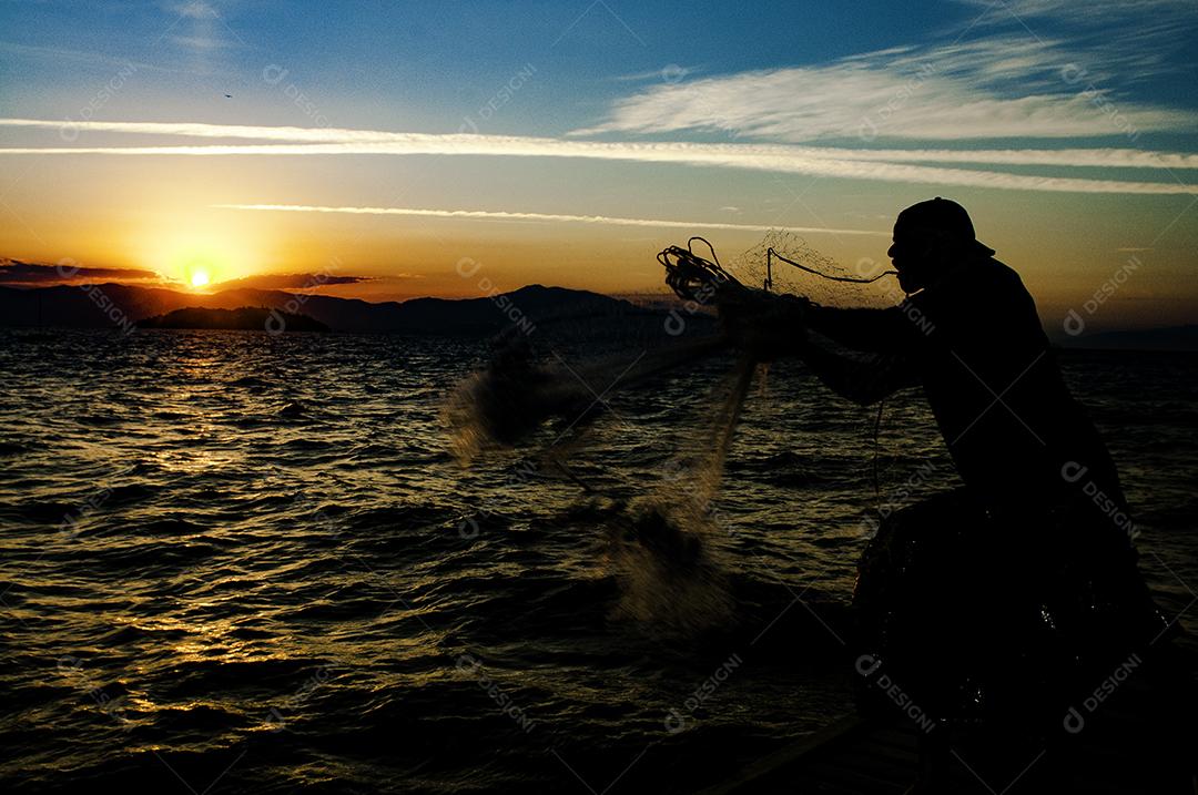 Homem pescando na praia mar pesca pescaria peixes