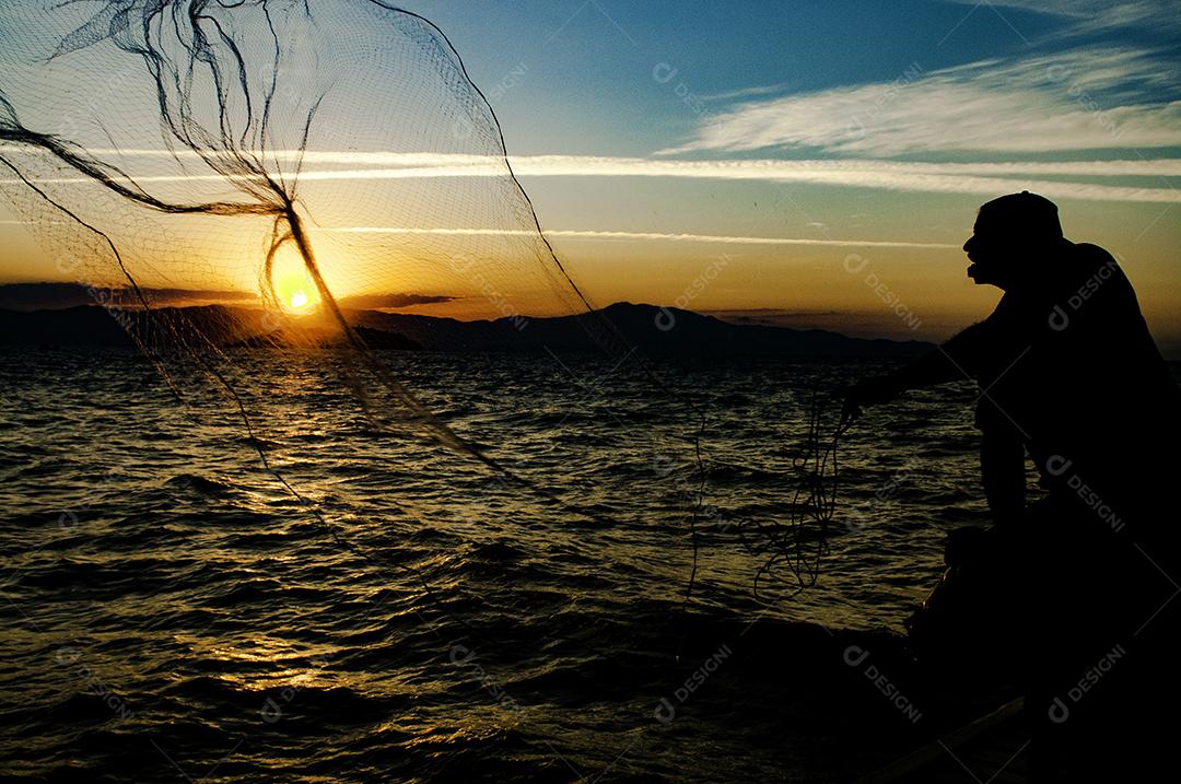 Homem pescando na praia mar pesca pescaria peixes