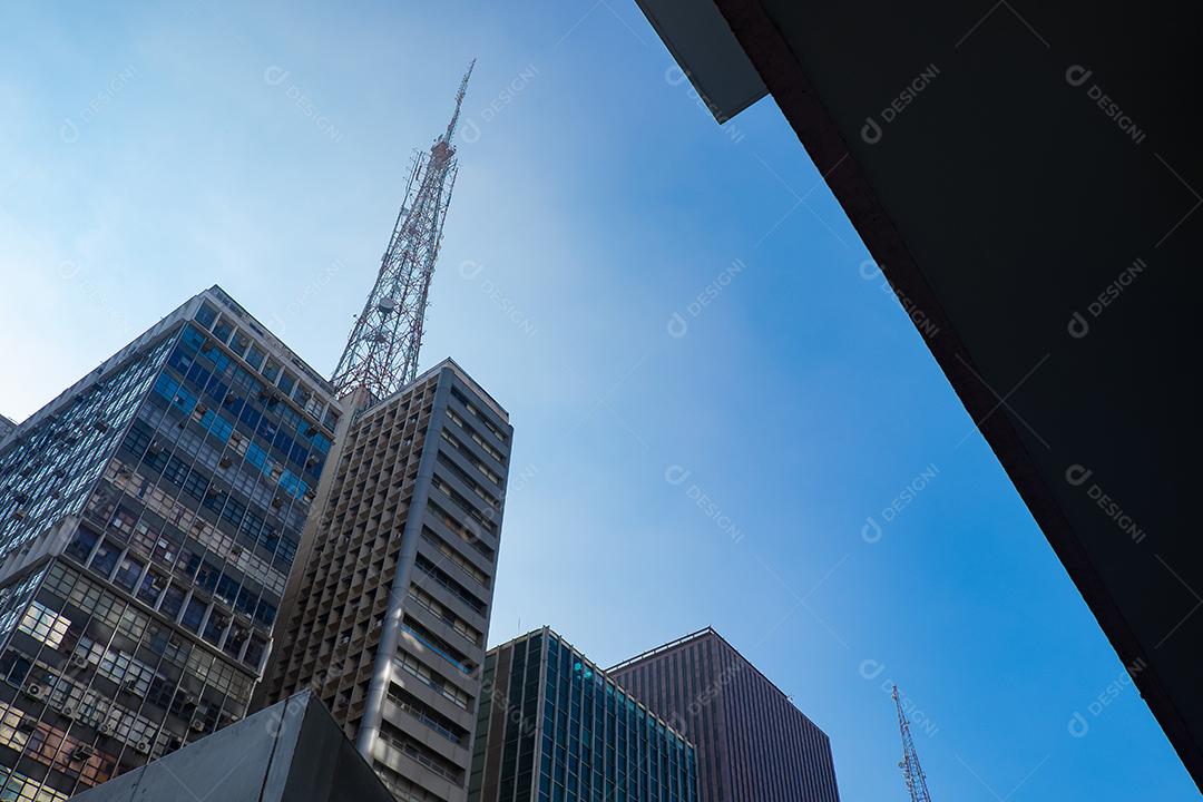 Predios edificios cidade ruas sobre céu azul