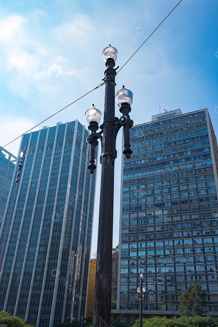 Predios edificios cidade ruas sobre céu azul
